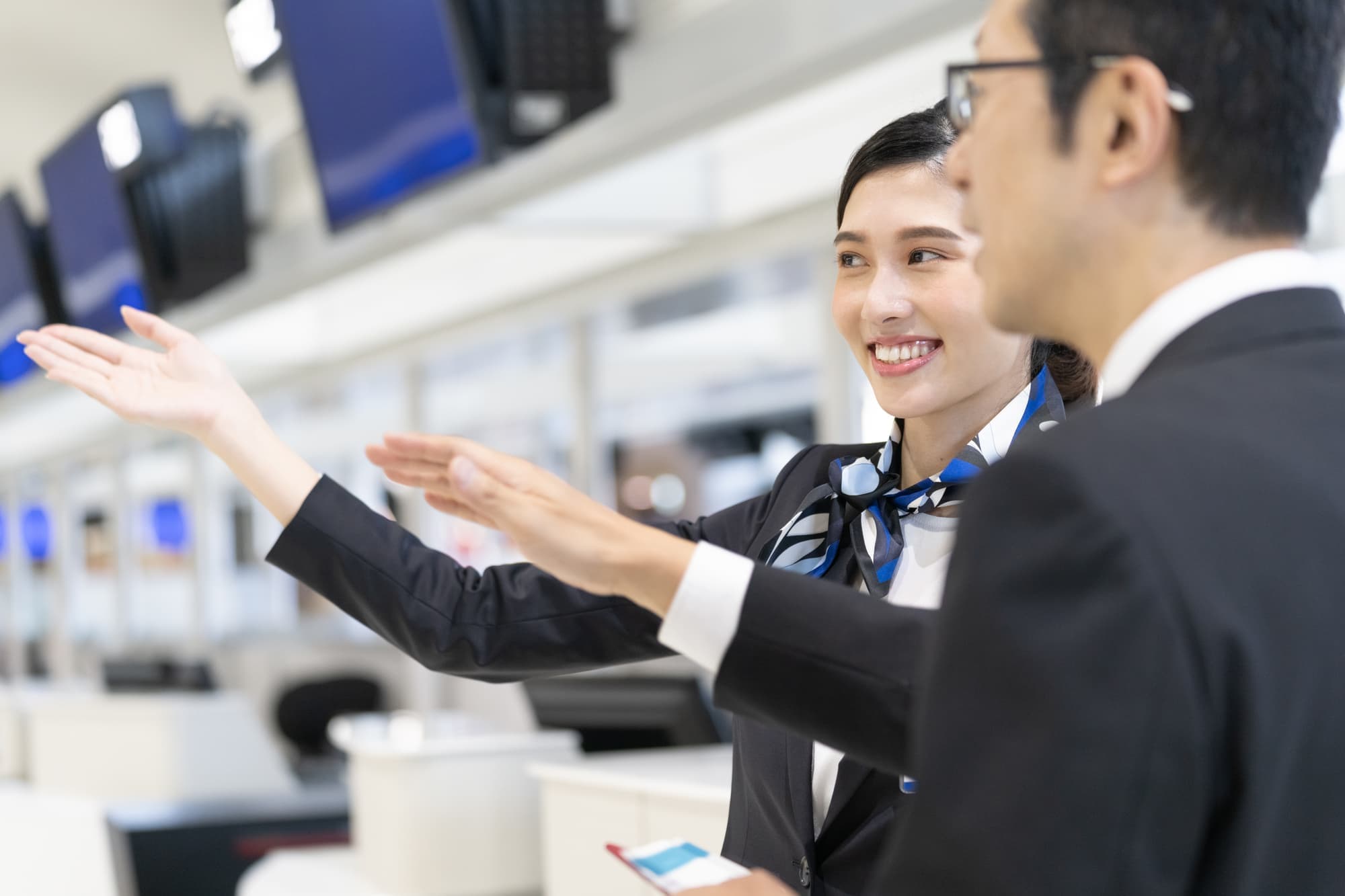 新千歳空港航空会社グランドスタッフ案内女性と男性
