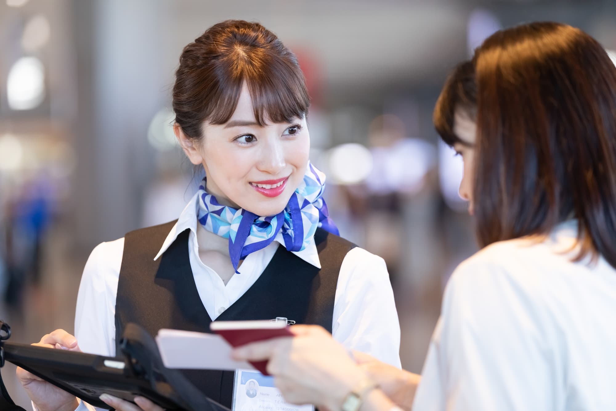 鹿児島空港航空会社グランドスタッフ女性とお客様